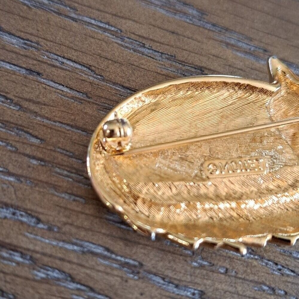 Vintage MONET Cream Enamel Cat Laying Down With Feather Tail Brooch Pin Collect - Picture 7 of 8